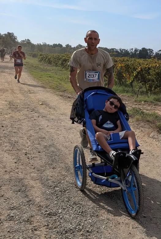 Christophe Klouchi en course avec notre fils Amaury dans sa poussette adaptée